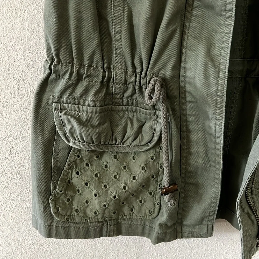Candie's Sleeveless Vest - Picture 6 of 14